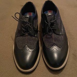 English Laundry “Arthur Lace” Signature  upper dark grey & black canvas design.